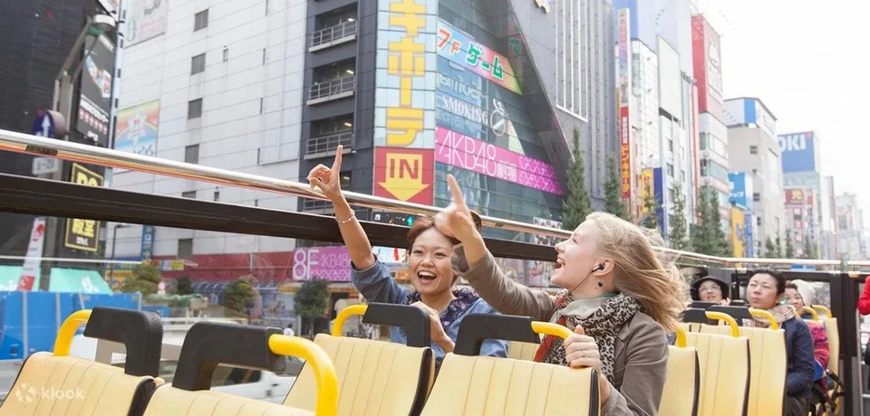 Bas persiaran Tokyo Hop-On Hop-off oleh Skyhop Bus.